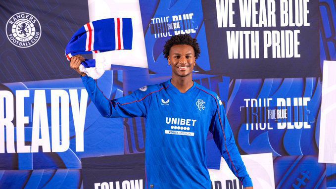 Rafael Fernandes com a camisola do Rangers