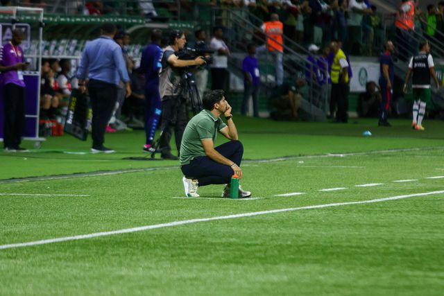 Abel Ferreira, treinador do Palmeiras, a olhar para o relvado