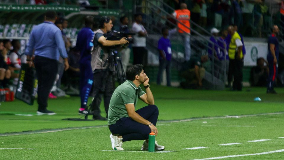 Abel Ferreira, treinador do Palmeiras, a olhar para o relvado