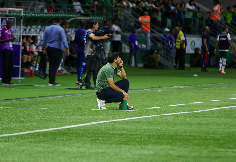 Abel Ferreira, treinador do Palmeiras, a olhar para o relvado