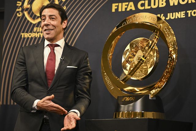 Rui Costa, presidente do Benfica, e o Troféu do Mundial de Clubes (SL Benfica)
