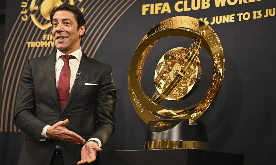 Rui Costa, presidente do Benfica, e o Troféu do Mundial de Clubes (SL Benfica)