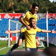 Yanis Begraoui celebra com André Lacximicant o golo que marcou