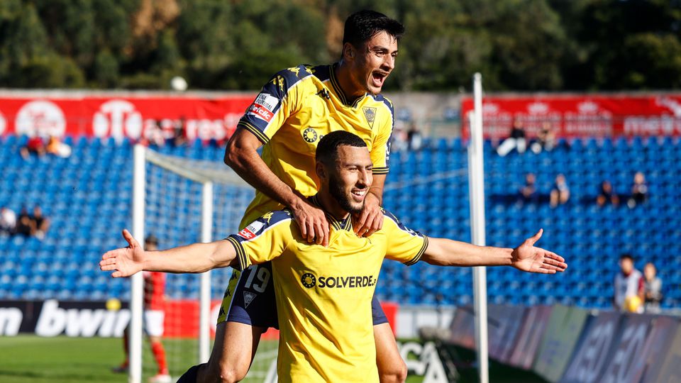 Yanis Begraoui celebra com André Lacximicant o golo que marcou