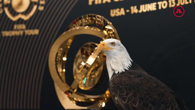 O troféu do Mundial de Clubes em exposição no Estádio da Luz