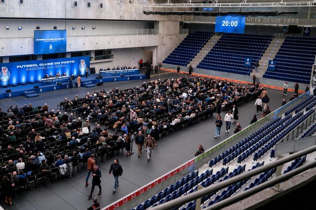 Muitos adeptos acorreram ao Dragão Arena para participar na Assembleia Geral do FC Porto