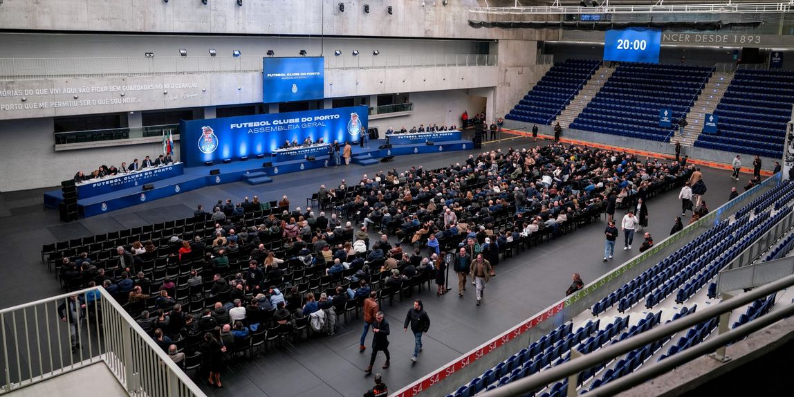 Muitos adeptos acorreram ao Dragão Arena para participar na Assembleia Geral do FC Porto