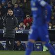 Hansi Flick, treinador do Barcelona, a olhar para dentro das quatro linhas