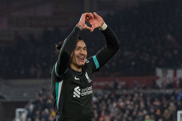 Darwin Núñez bisa frente ao Brentford