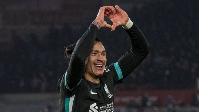 Darwin Núñez bisa frente ao Brentford