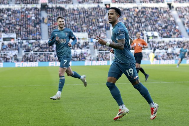 Justin Kluivert festeja segundo golo ao Newcastle pelo Bournemouth