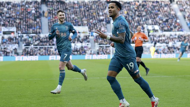 Justin Kluivert festeja segundo golo ao Newcastle pelo Bournemouth