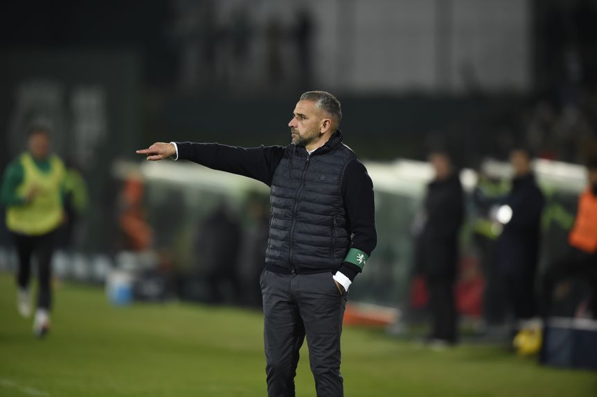 Rui Borges, treinador do Sporting, dá indicações para dentro de campo