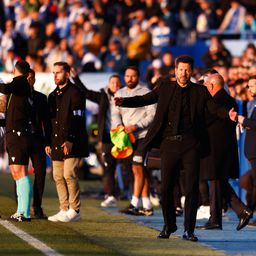 Diego Simeone, treinador do Atlético Madrid, de braços abertos