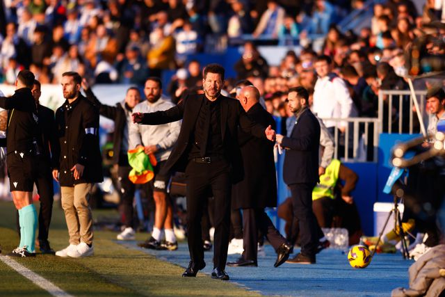 Diego Simeone, treinador do Atlético Madrid, de braços abertos
