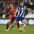 Nico González, médio do FC Porto, protege a bola perante a pessão de Fujimoto, do Gil Vicente; galos e dragões jogam nesta noite de domingo (pelas 20h30) em Barcelos para a Liga