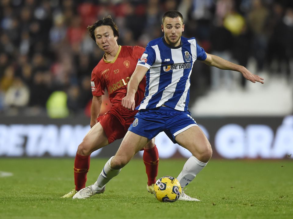 Nico González, médio do FC Porto, protege a bola perante a pessão de Fujimoto, do Gil Vicente; galos e dragões jogam nesta noite de domingo (pelas 20h30) em Barcelos para a Liga