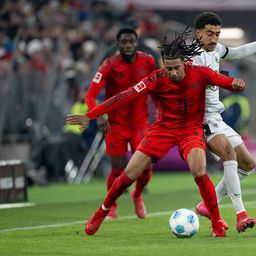 Olise e Tiago Tomás disputam uma bola no jogo entre Bayern e Wolfsburgo