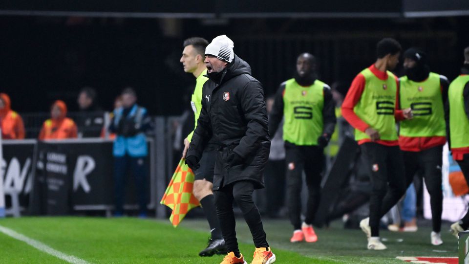 Jorge Sampaoli, treinador do Rennes, irritado no banco de suplentes