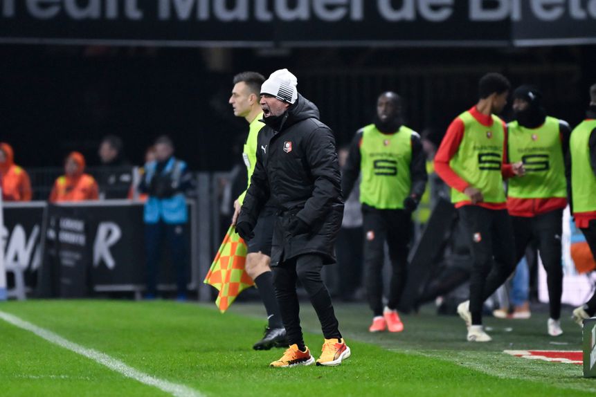 Jorge Sampaoli, treinador do Rennes, irritado no banco de suplentes
