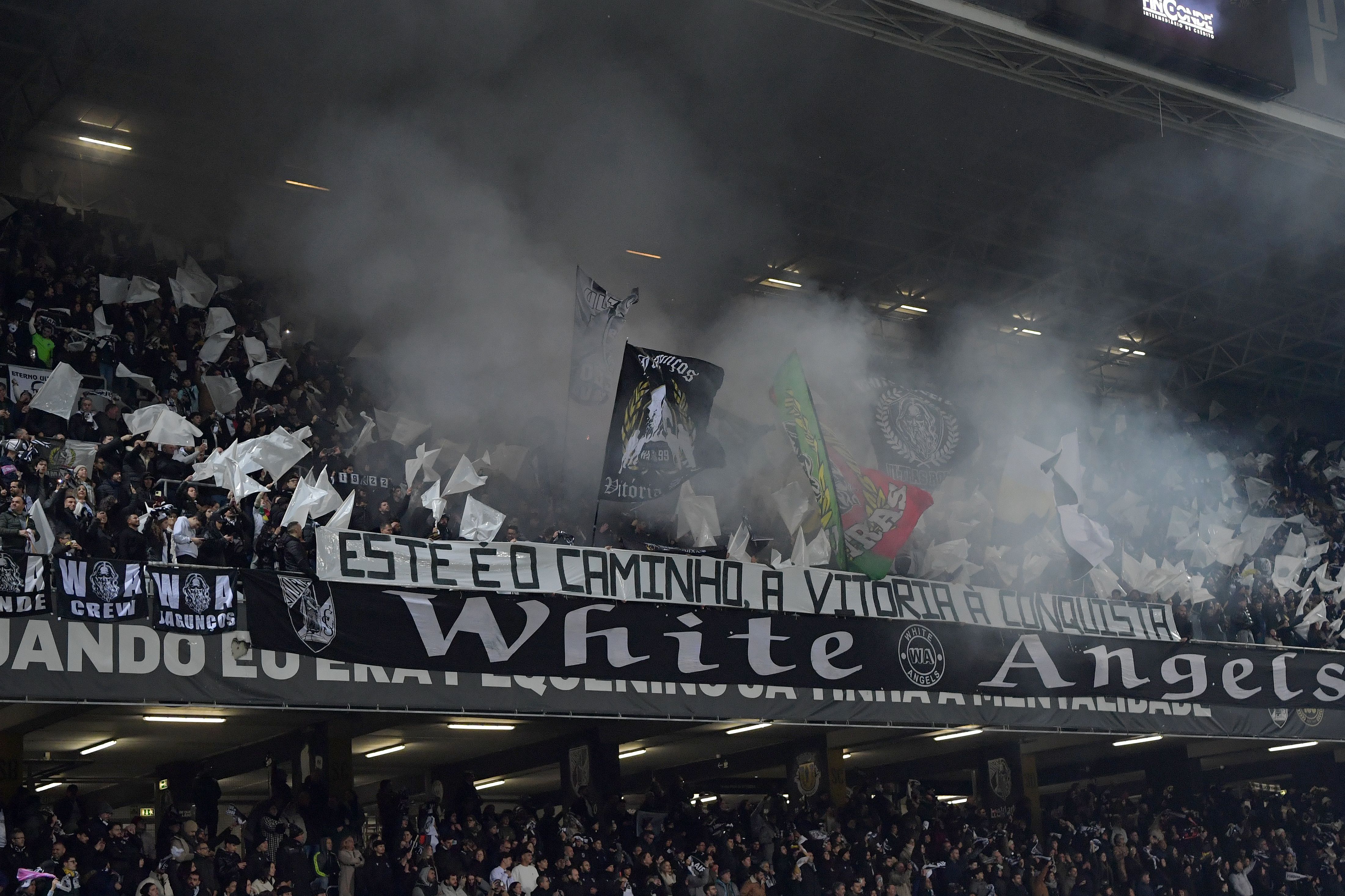 Claque do V. Guimarães na receção ao FC Porto - Foto Rogério Ferreira/Kapta+