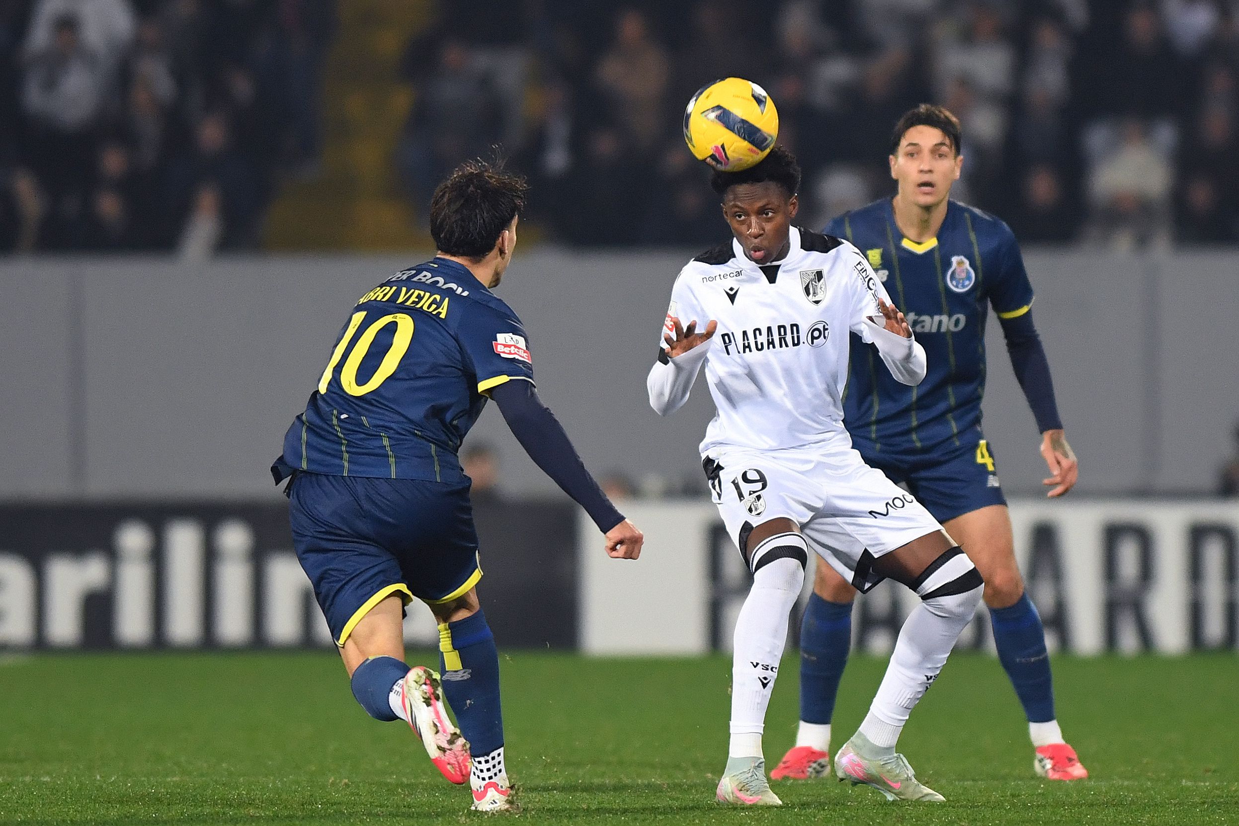 Camara controla a bola no jogo entre o FC Porto e o V. Guimarães - Foto Rogério Ferreira/Kapta+