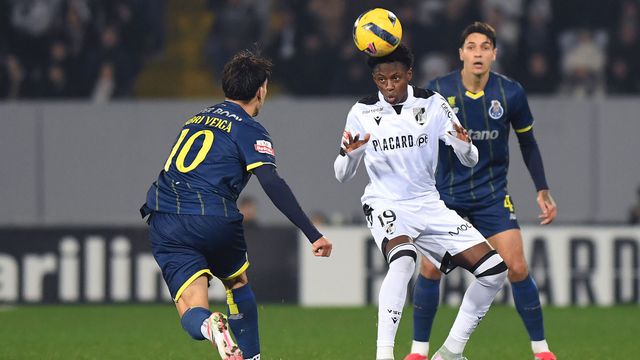 Camara controla a bola no jogo entre o FC Porto e o V. Guimarães - Foto Rogério Ferreira/Kapta+