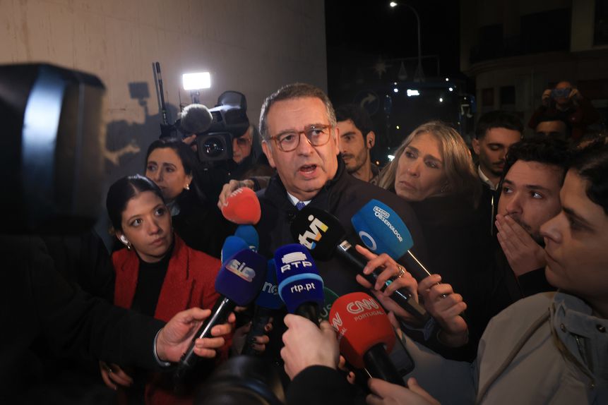 António José Seguro, o mais votado na primeira volta das eleições presidenciais, à chegada à sede de campanha, nas Caldas da Rainha - foto:  EPA/JOSE COELHO