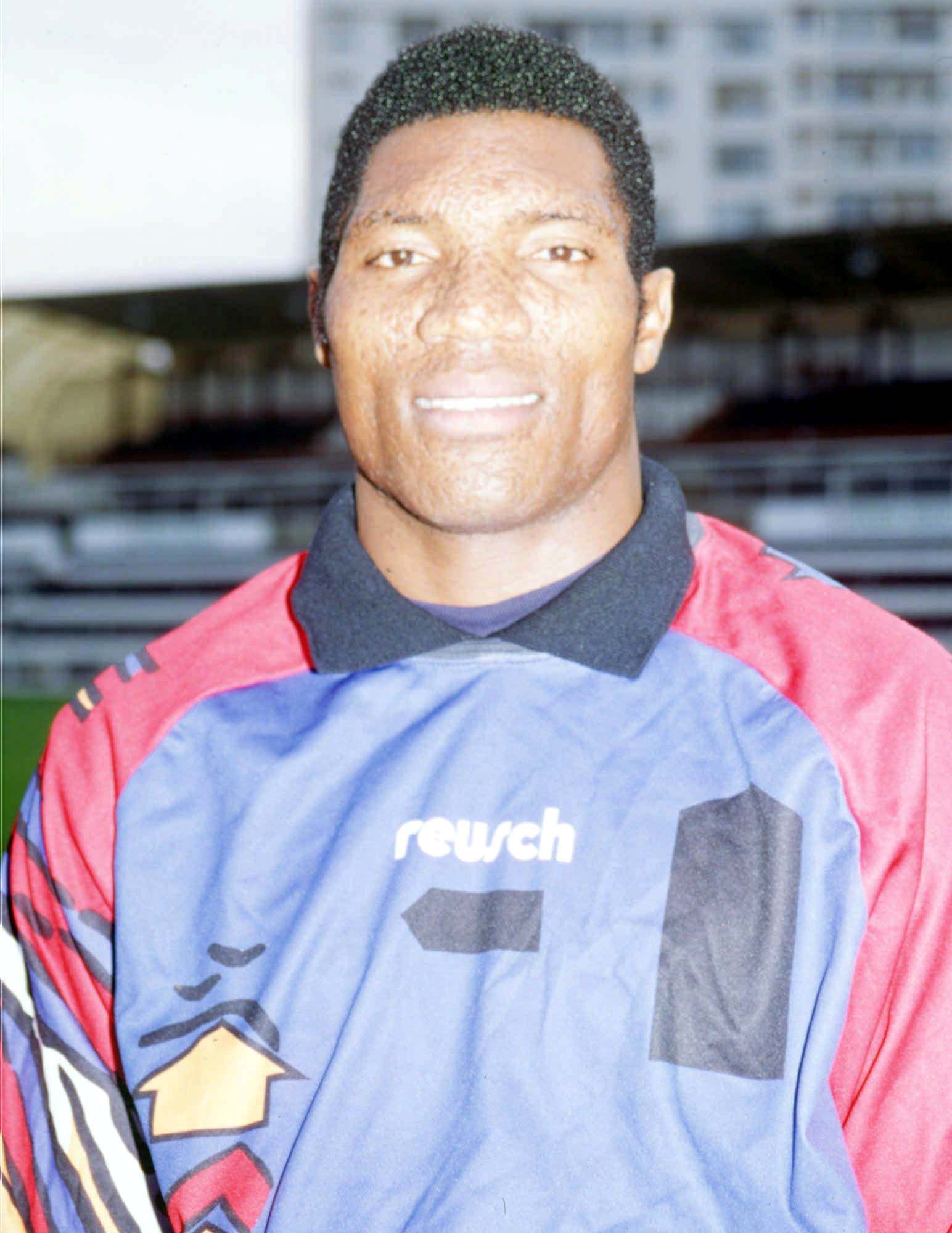 1994 - Nigéria (que tinha na equipa Peter Rufai, guarda-redes do Farense) - vitória sobre a Zâmbia (2-1) - Foto: A BOLA - Carlos Vidigal Jr.
