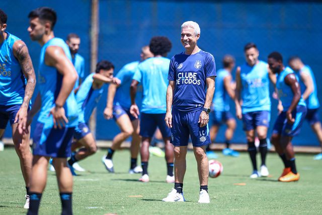 Luís Castro a orientar um treino do Grêmio - Foto: Grêmio