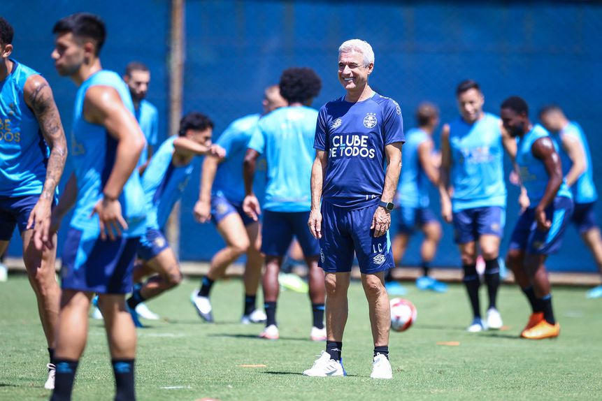 Luís Castro a orientar um treino do Grêmio - Foto: Grêmio