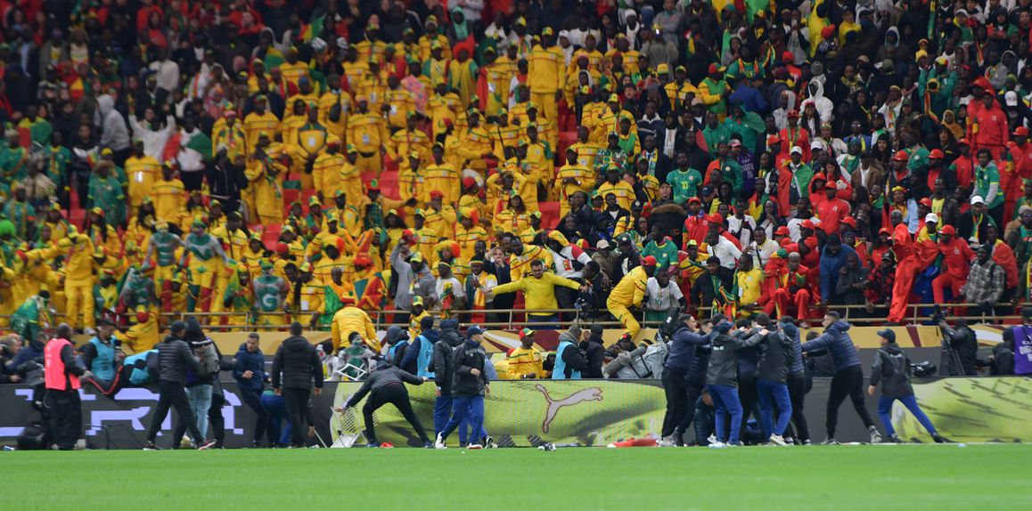 Adeptos do Senegal tentaram invadir o relvado da final da CAN - Foto: IMAGO