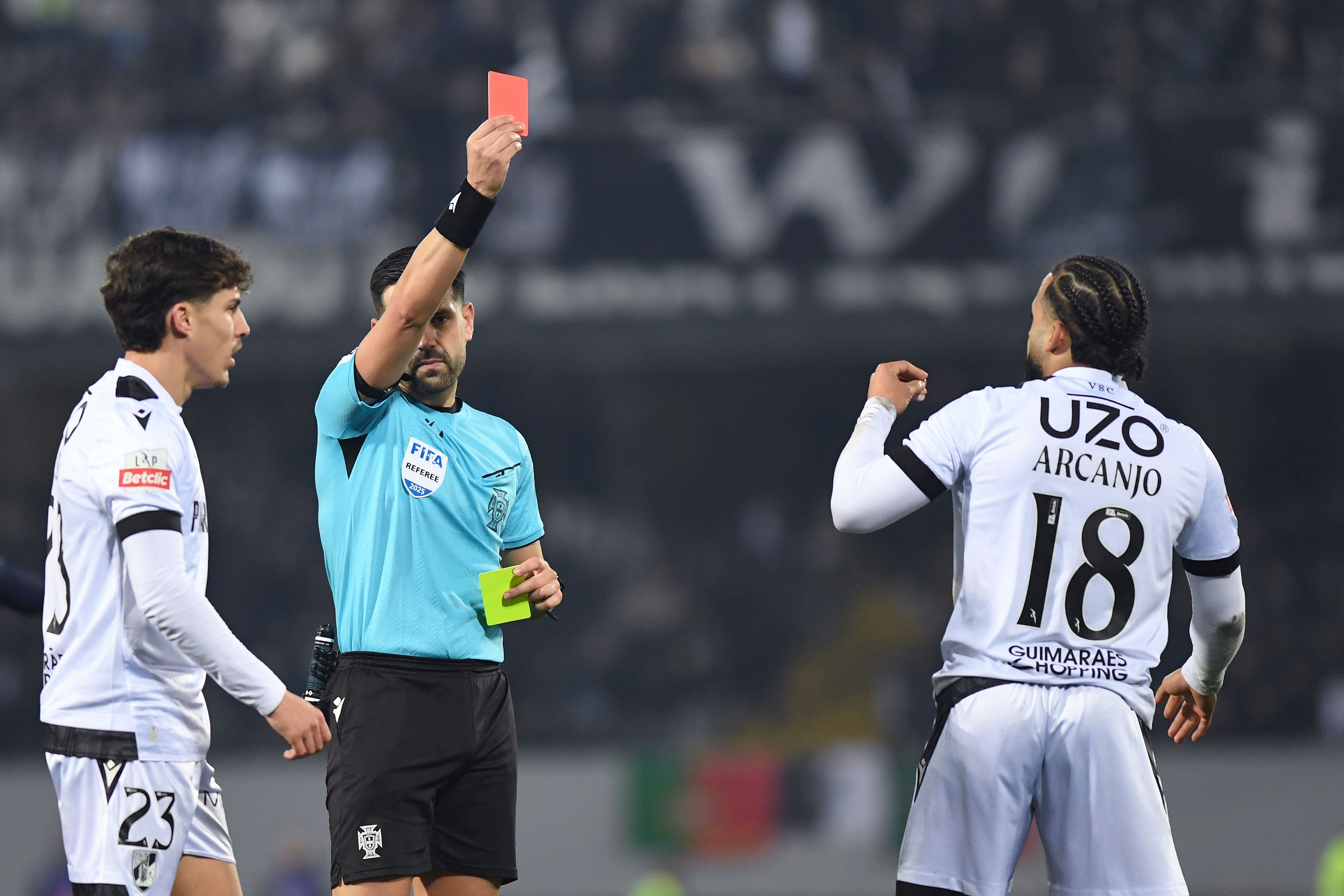 João Gonçalves expulsa Telmo Arcanjo no jogo entre o FC Porto e o V. Guimarães - Foto Rogério Ferreira/Kapta+
