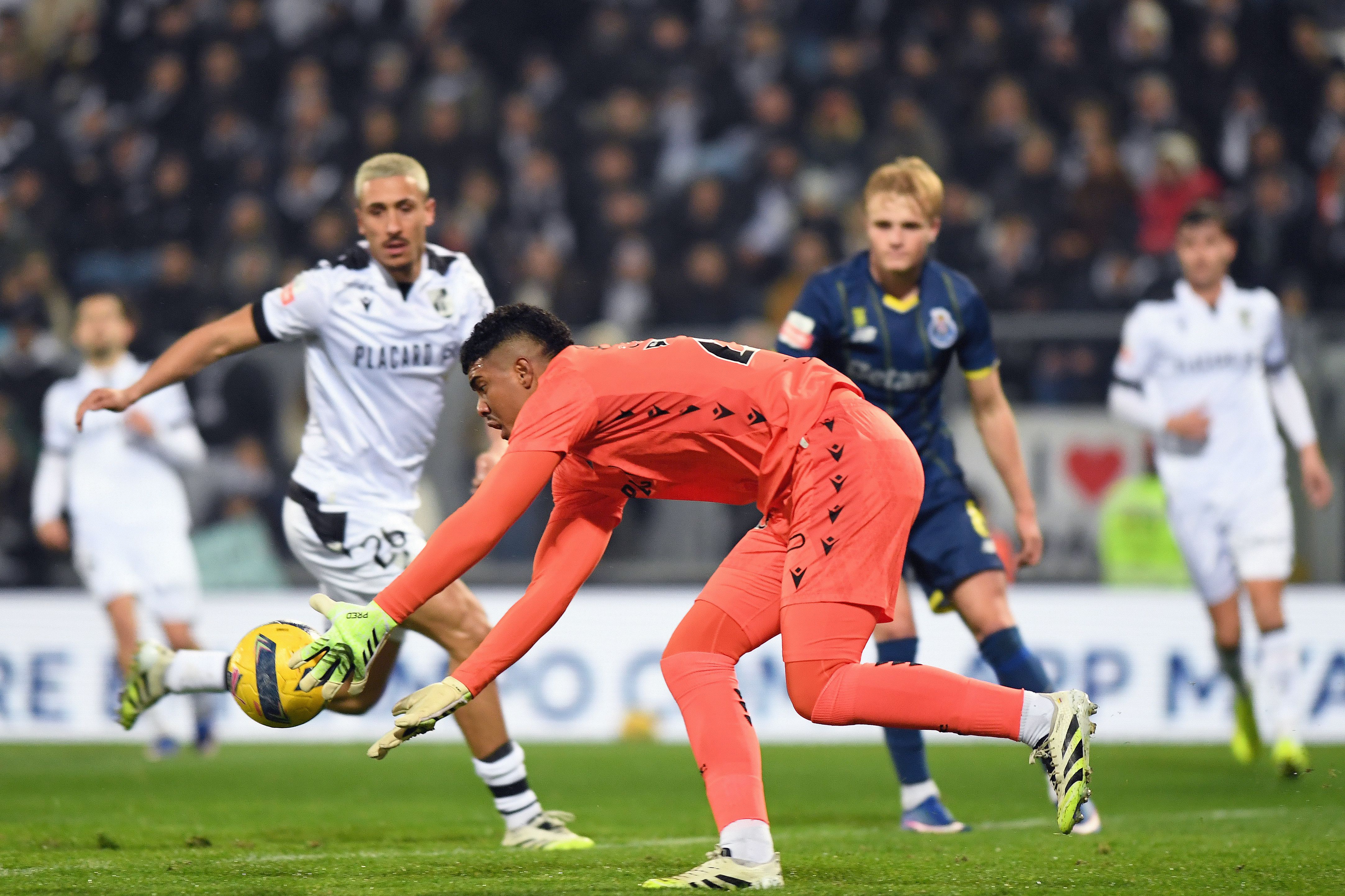 Castillo segura a bola no jogo entre o FC Porto e o V. Guimarães - Foto Rogério Ferreira/Kapta+