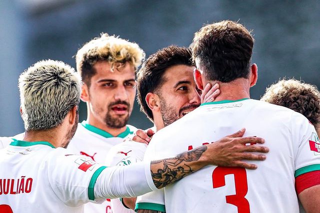 Jogadores do Marítimo celebram um dos golos sobre o Lusitânia de Lourosa (4-0) - Foto: Liga Portugal