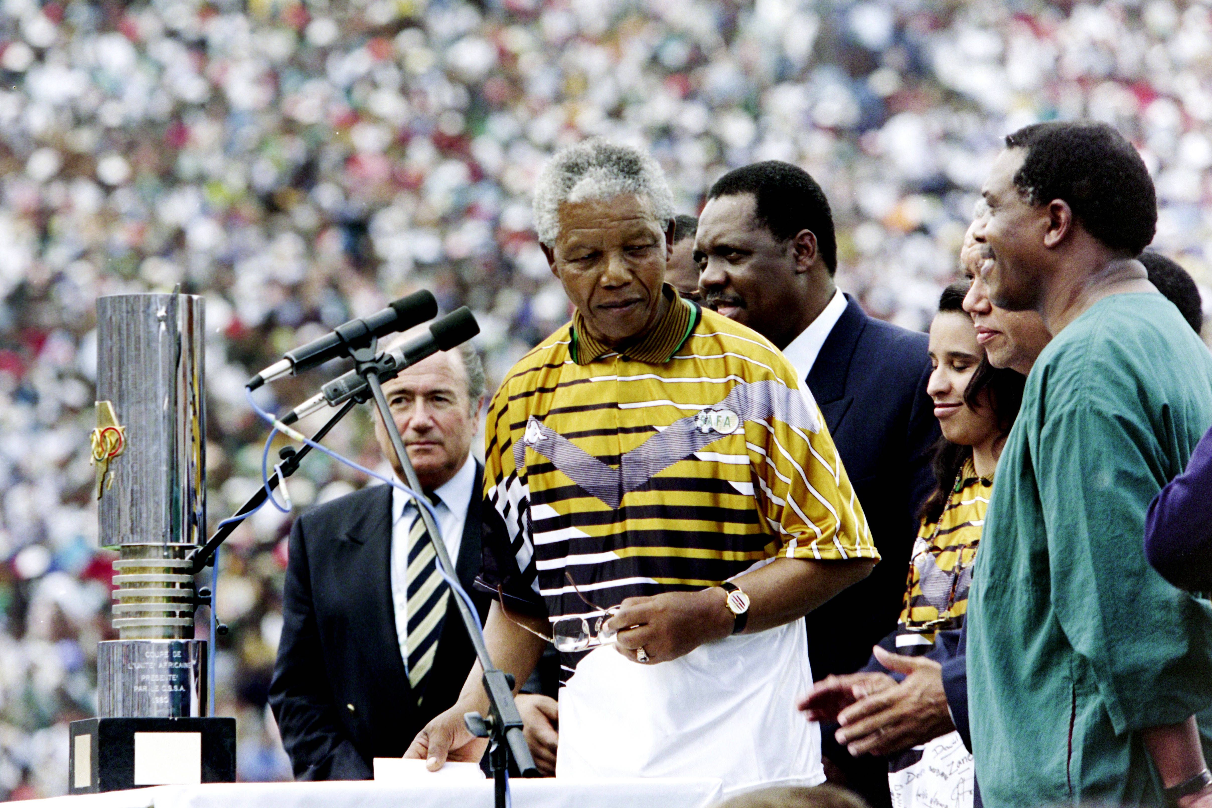 1996 - África do Sul (foto de Nelson Mandela) - Vitória sobre a Tunísia 2-0 - Foto: IMAGO