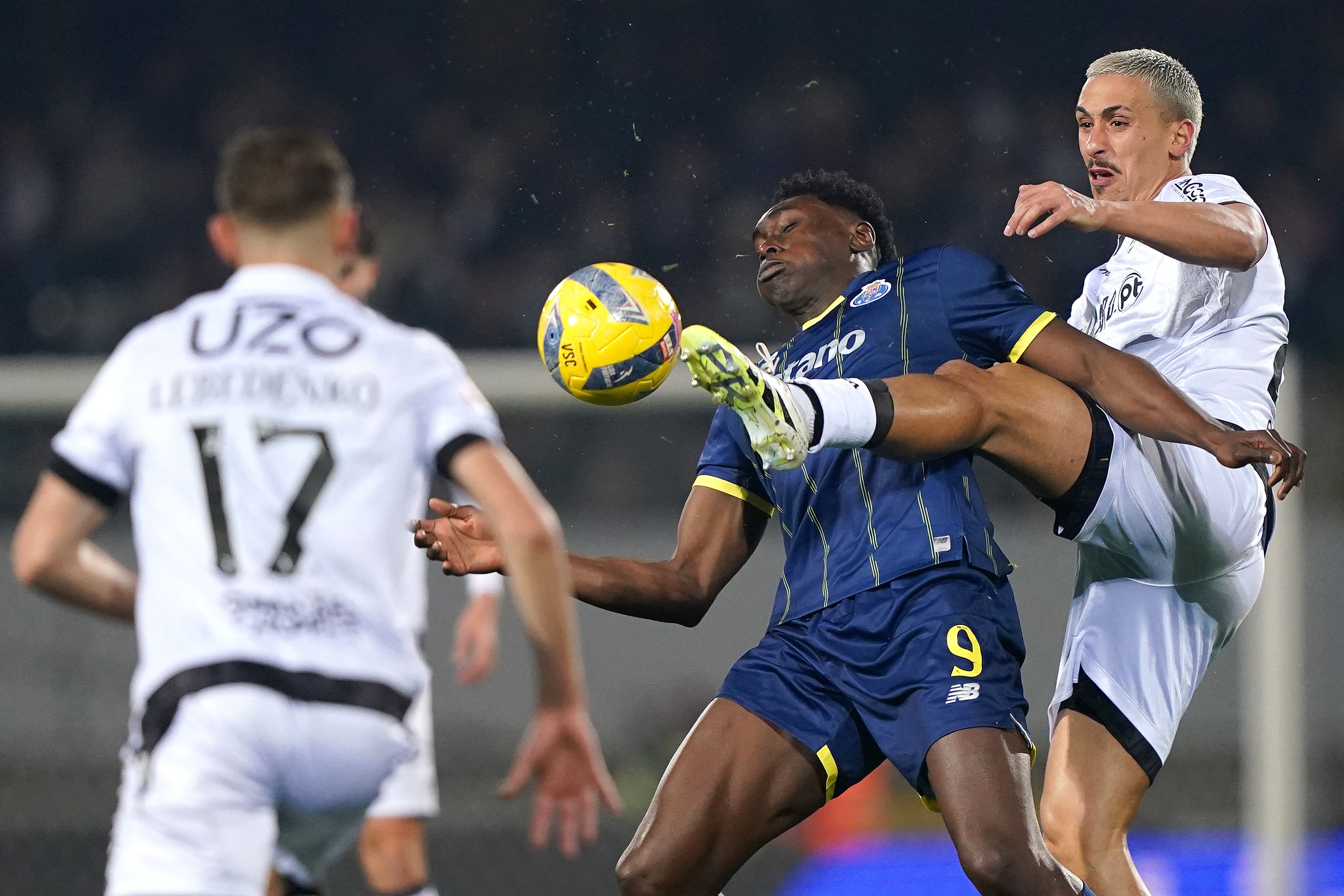 Abascal disputa a bola com Samu no jogo entre o FC Porto e o V. Guimarães - Foto Rogério Ferreira/Kapta+