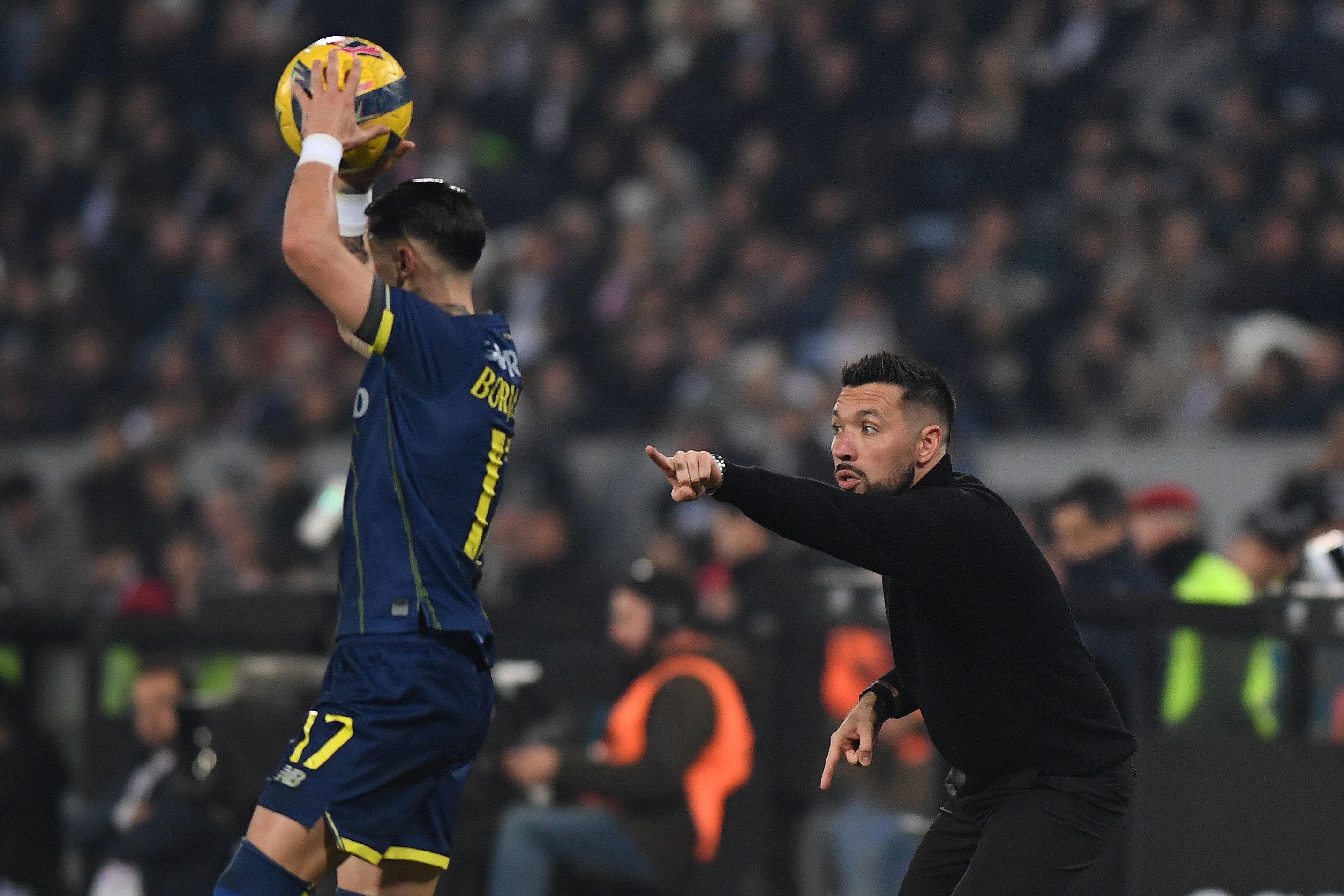 Farioli no banco do FC Porto no jogocom o V. Guimarães - Foto Rogério Ferreira/Kapta+