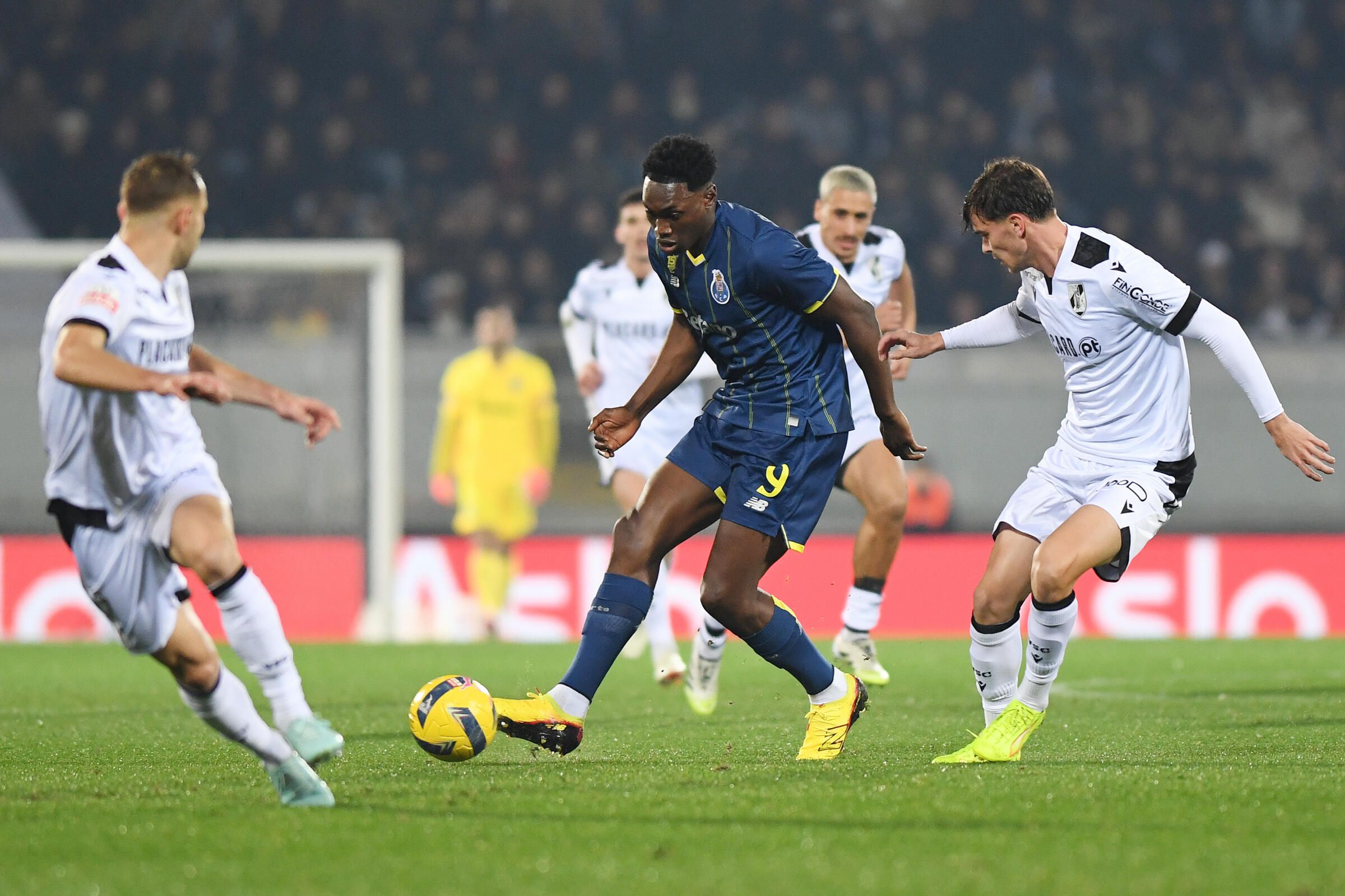 Samu controla a bola no jogo entre o FC Porto e o V. Guimarães - Foto Rogério Ferreira/Kapta+