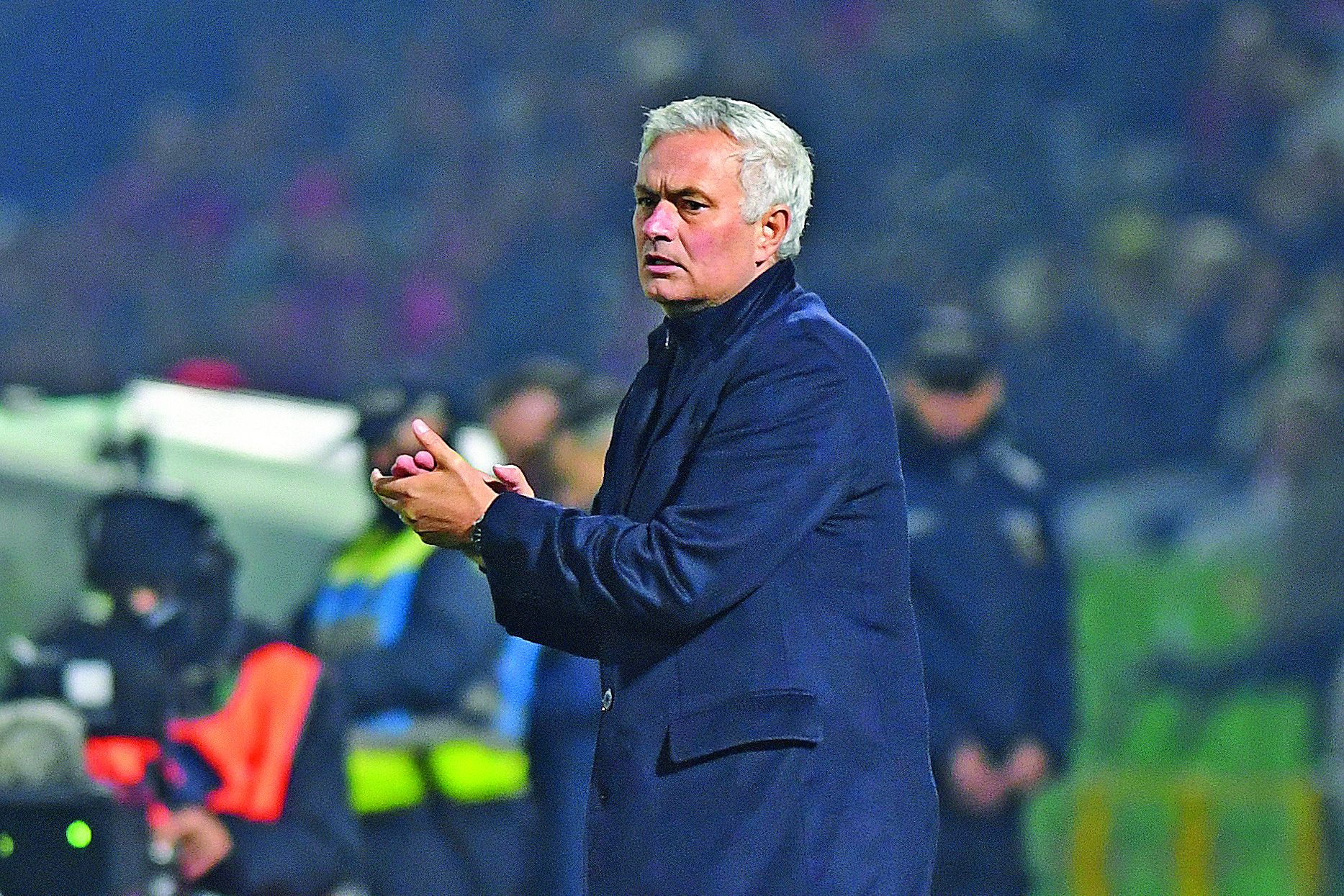 José Mourinho aplaude equipa no jogo com o Rio Ave, em Vila do Conde — Foto: Rogério Ferreira/Kapta+