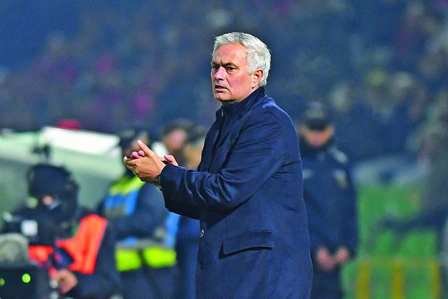 José Mourinho aplaude equipa no jogo com o Rio Ave, em Vila do Conde — Foto: Rogério Ferreira/Kapta+