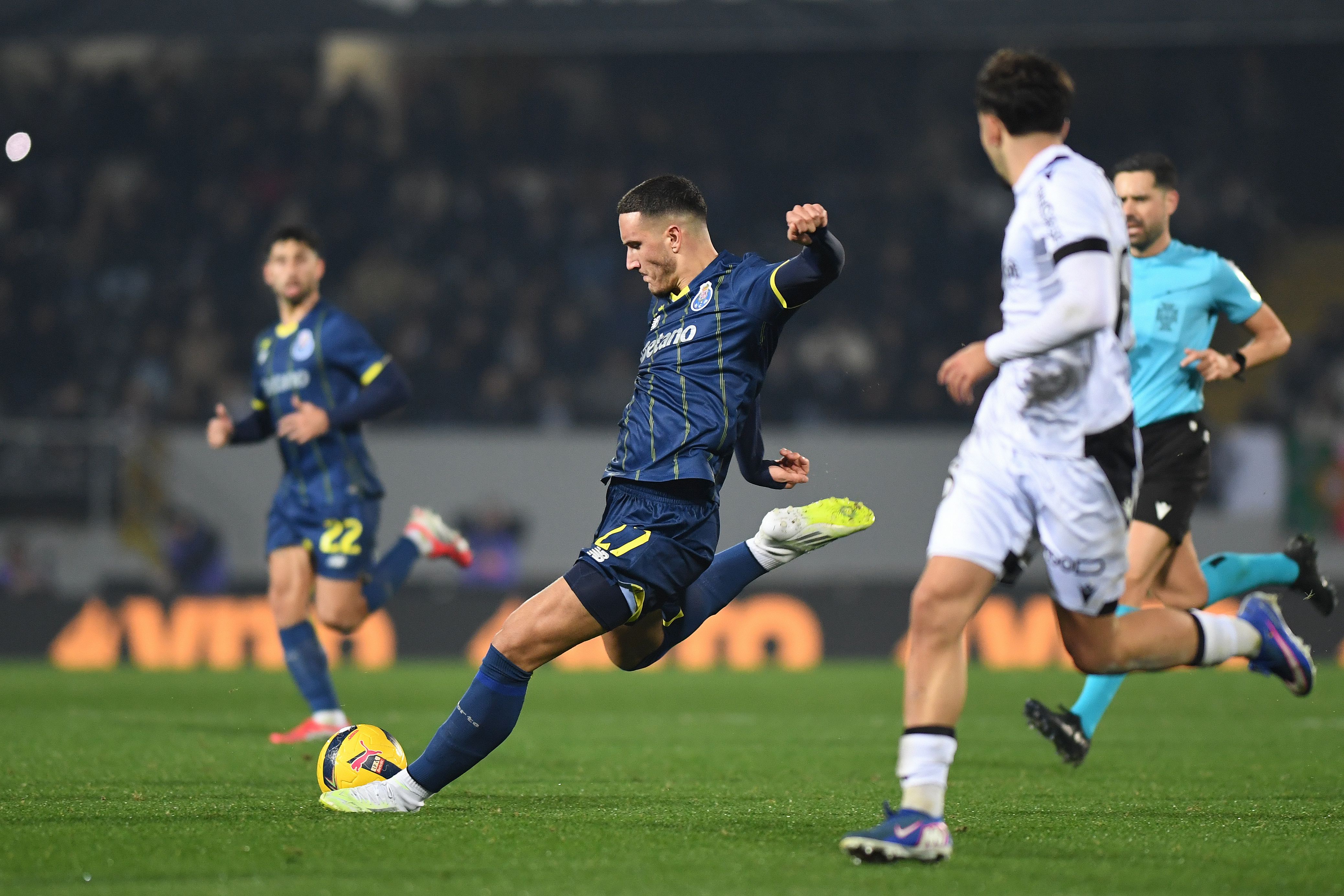Deniz Gul tenta o remate no jogo entre o FC Porto e o V. Guimarães - Foto Rogério Ferreira/Kapta+