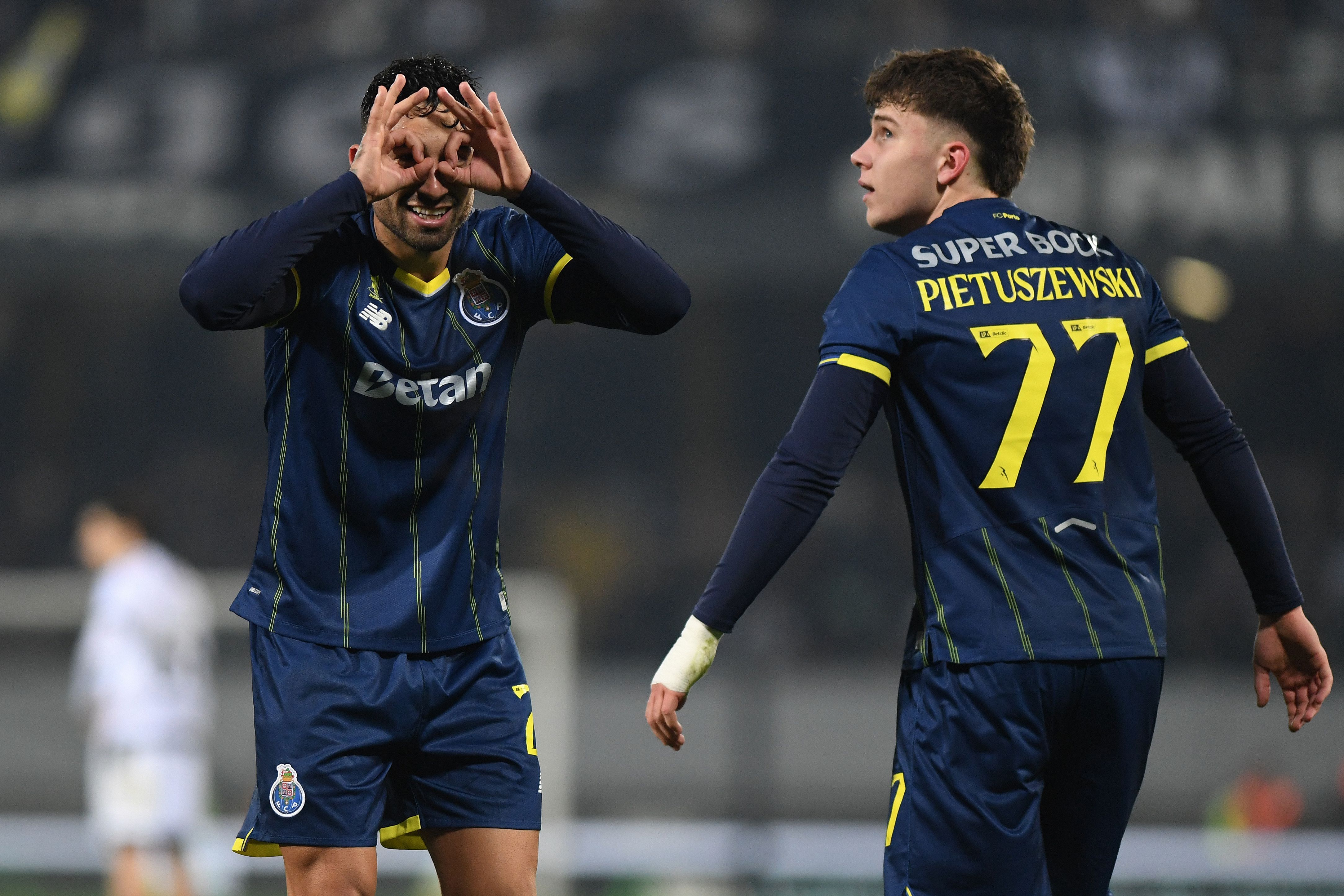 Alan Varela celebra golo de penálti ganho por Pietuszewski frente ao V. Guimarães - Foto Rogério Ferreira/Kapta+