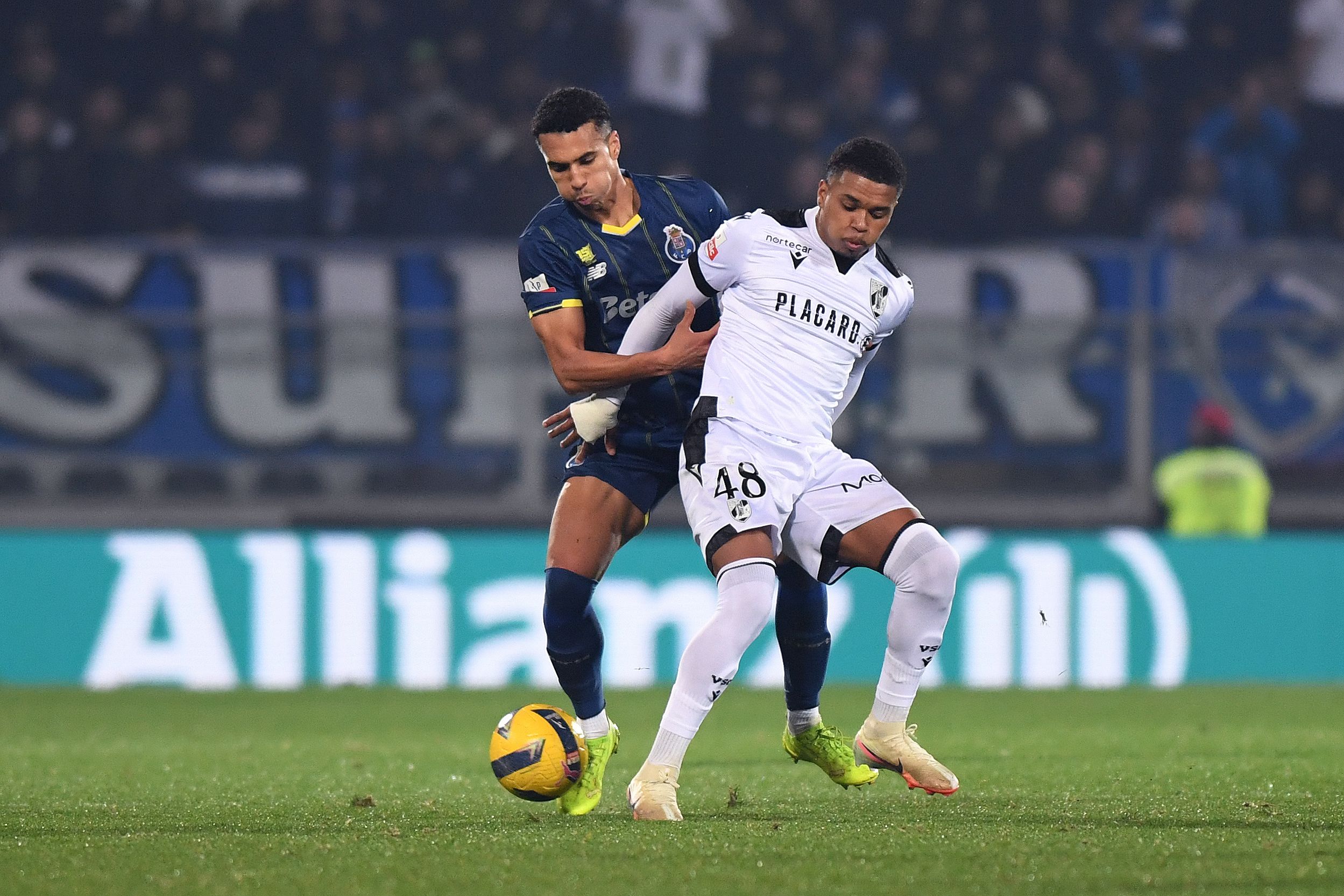 Saviolo disputa a bola com Alberto no jogo entre o FC Porto e o V. Guimarães - Foto Rogério Ferreira/Kapta+
