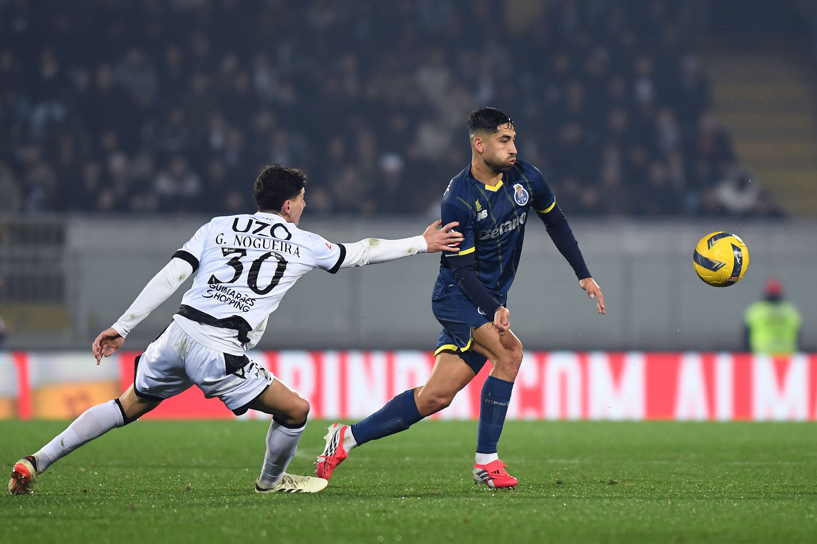 Varela foge a Gonçalo Nogueira no jogo entre o FC Porto e o V. Guimarães - Foto Rogério Ferreira/Kapta+