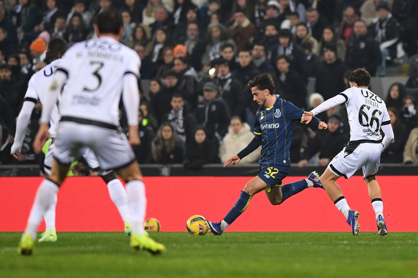 Martim Fernandes tenta cruzamento, mas vai sair demasiado largo. Foto Rogério Ferreira/Kapta+