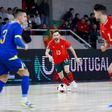 Tiago Brito conduz a bola no jogo particular entre as seleções de futsal de Portugal e Bósnia - Foto: FPF