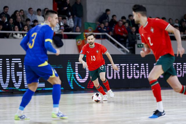 Tiago Brito conduz a bola no jogo particular entre as seleções de futsal de Portugal e Bósnia - Foto: FPF