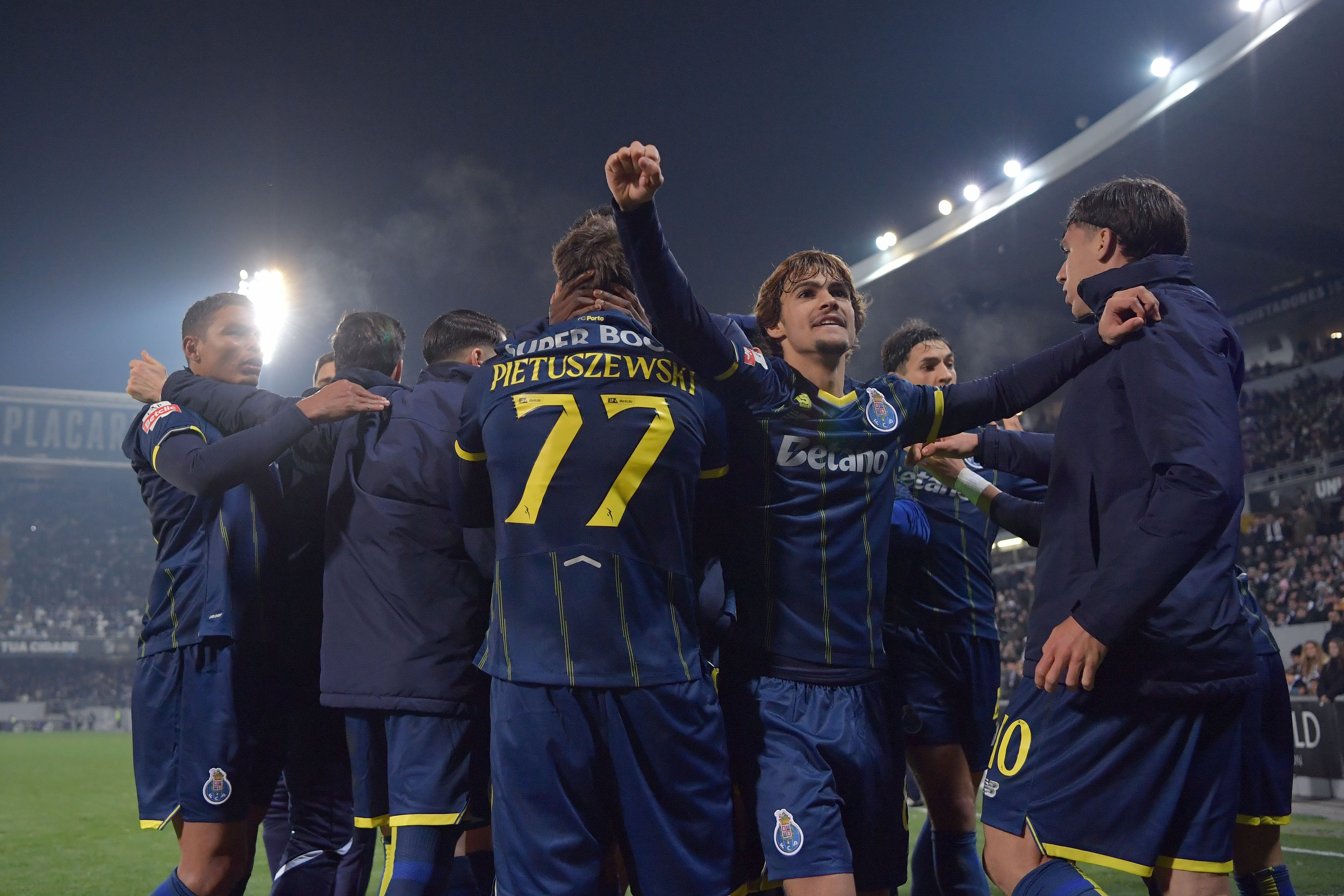 Rodrio Mora nos festejos dos jogadores do FC Porto do golo frente ao V. Guimarães - Foto Rogério Ferreira/Kapta+