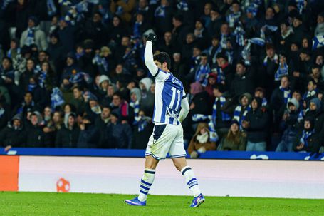 Gonçalo Guedes estendeu o pé e fez o líder Barcelona tropeçar no Anoeta